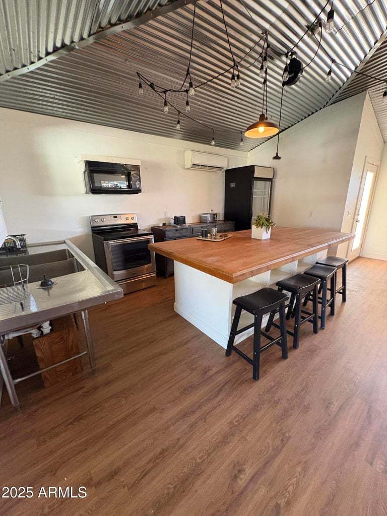 422 W EVA ST property image