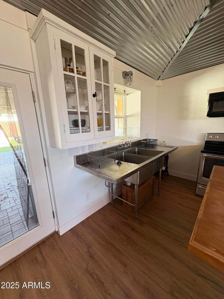 422 W EVA ST property image