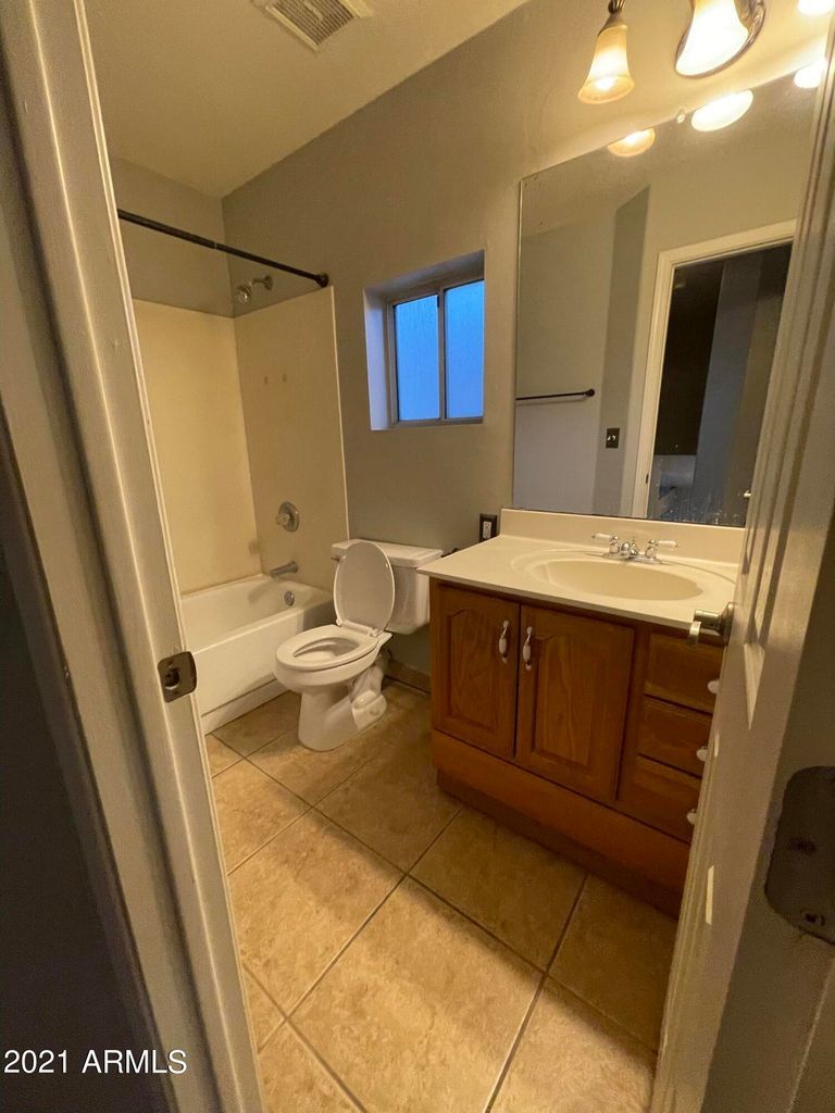 3bedroom/2.5 bathroom in great corner lot! property image