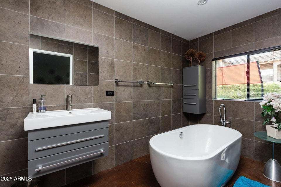 5 bedrooms / 5 bathrooms 5 blocks away from Old Town Scottsdale! property image