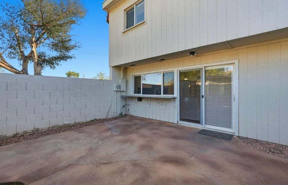 4 bedrooms,3.5 bathrooms with Patio property image