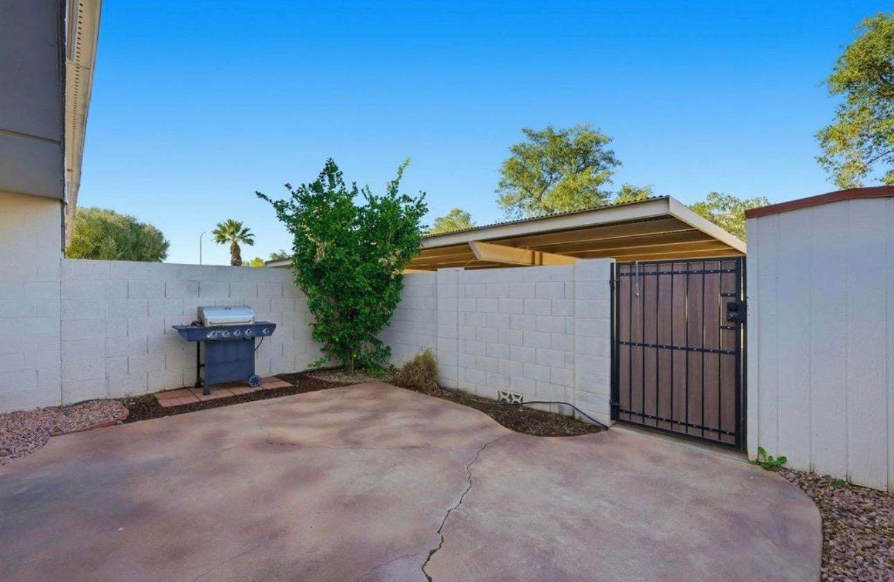 4 bedrooms,3.5 bathrooms with Patio property image