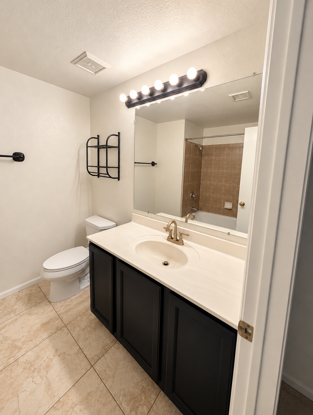 2b/2b with patio in Paradise Valley landing Condominium property image
