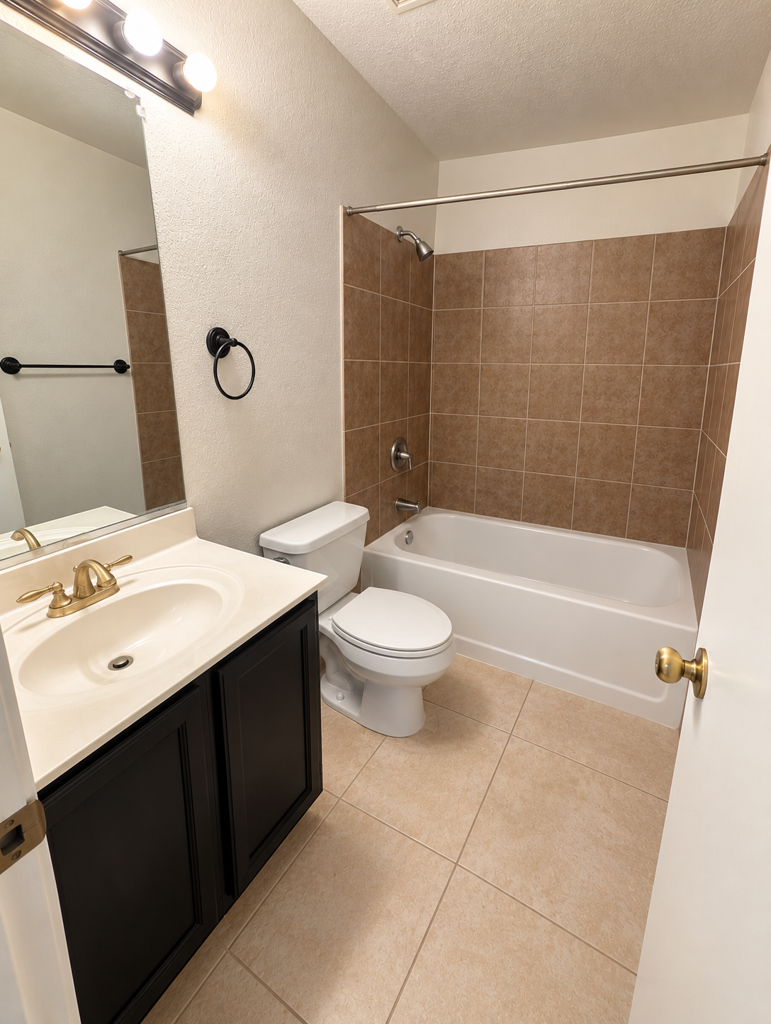 2b/2b with patio in Paradise Valley landing Condominium property image