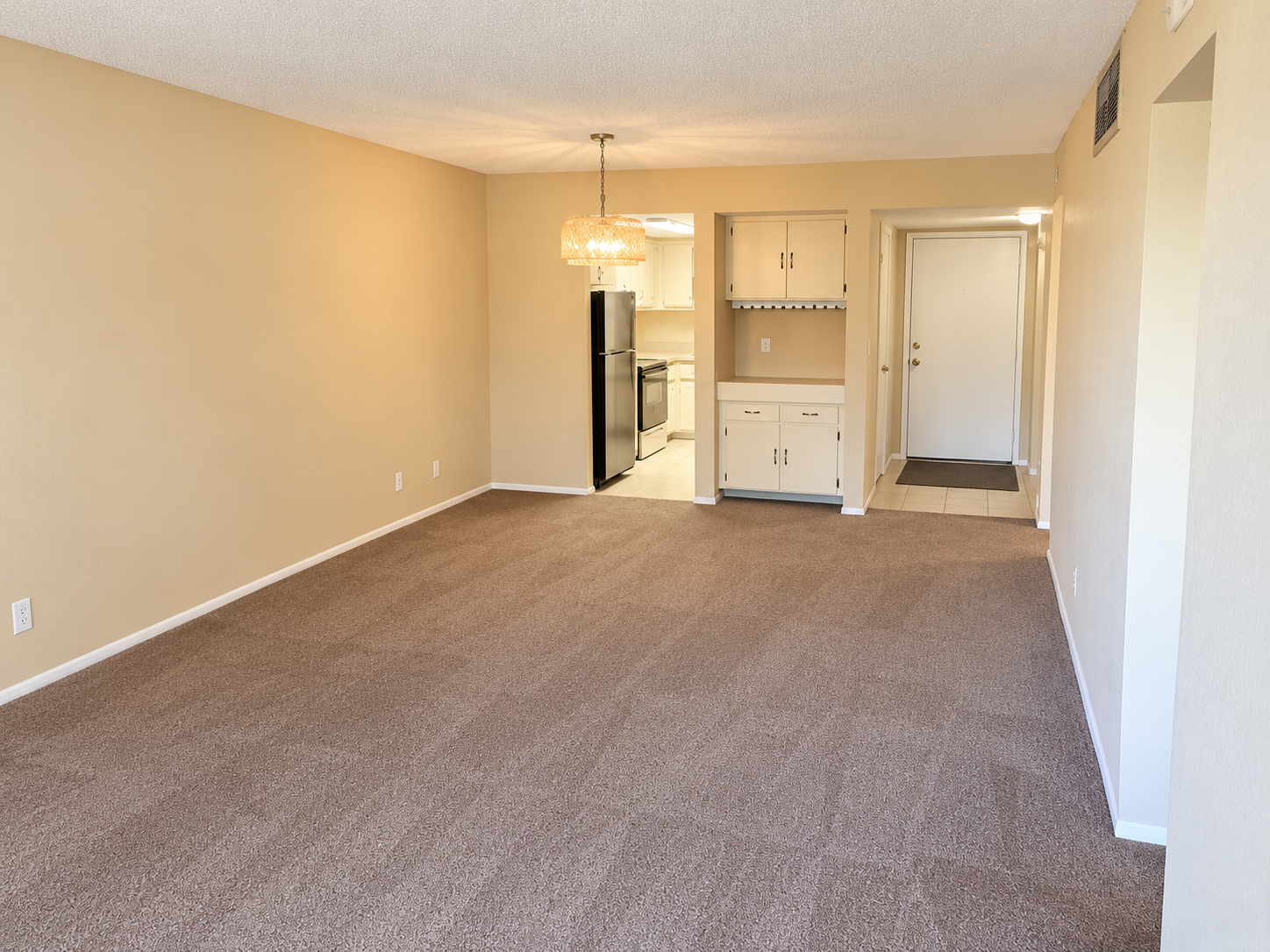 Unfurnished 2b/2b condo in prime location! property image