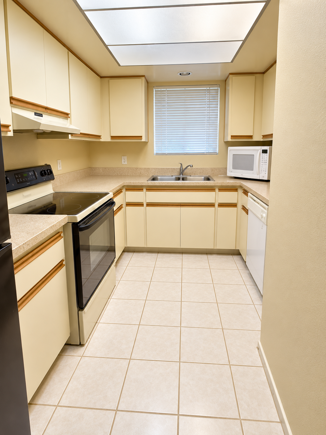 Unfurnished 2b/2b condo in prime location! property image