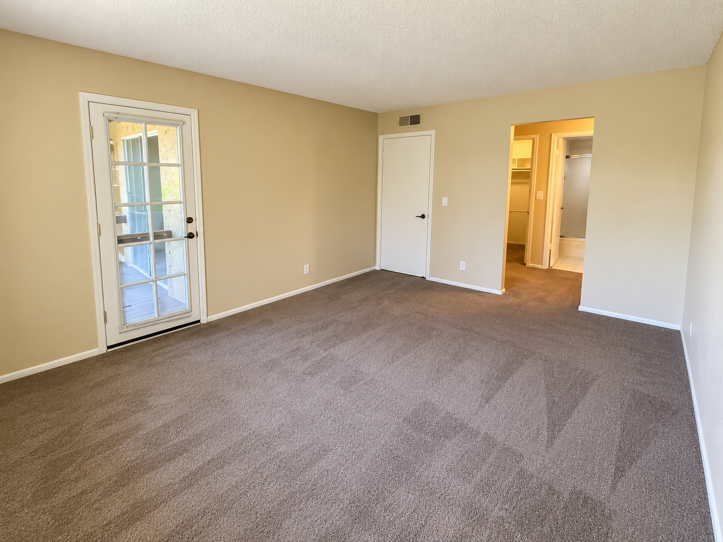 Unfurnished 2b/2b condo in prime location! property image
