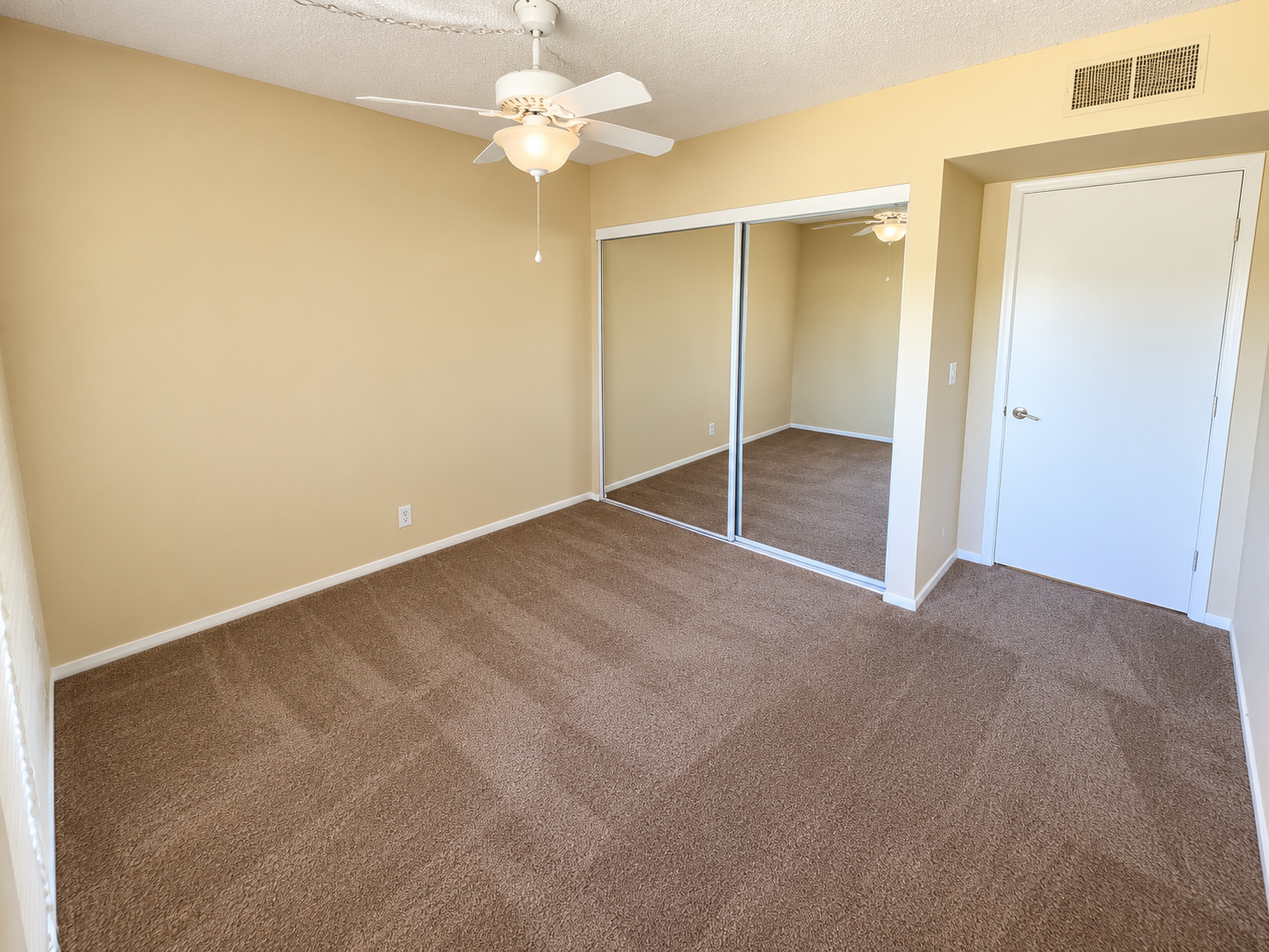 Unfurnished 2b/2b condo in prime location! property image